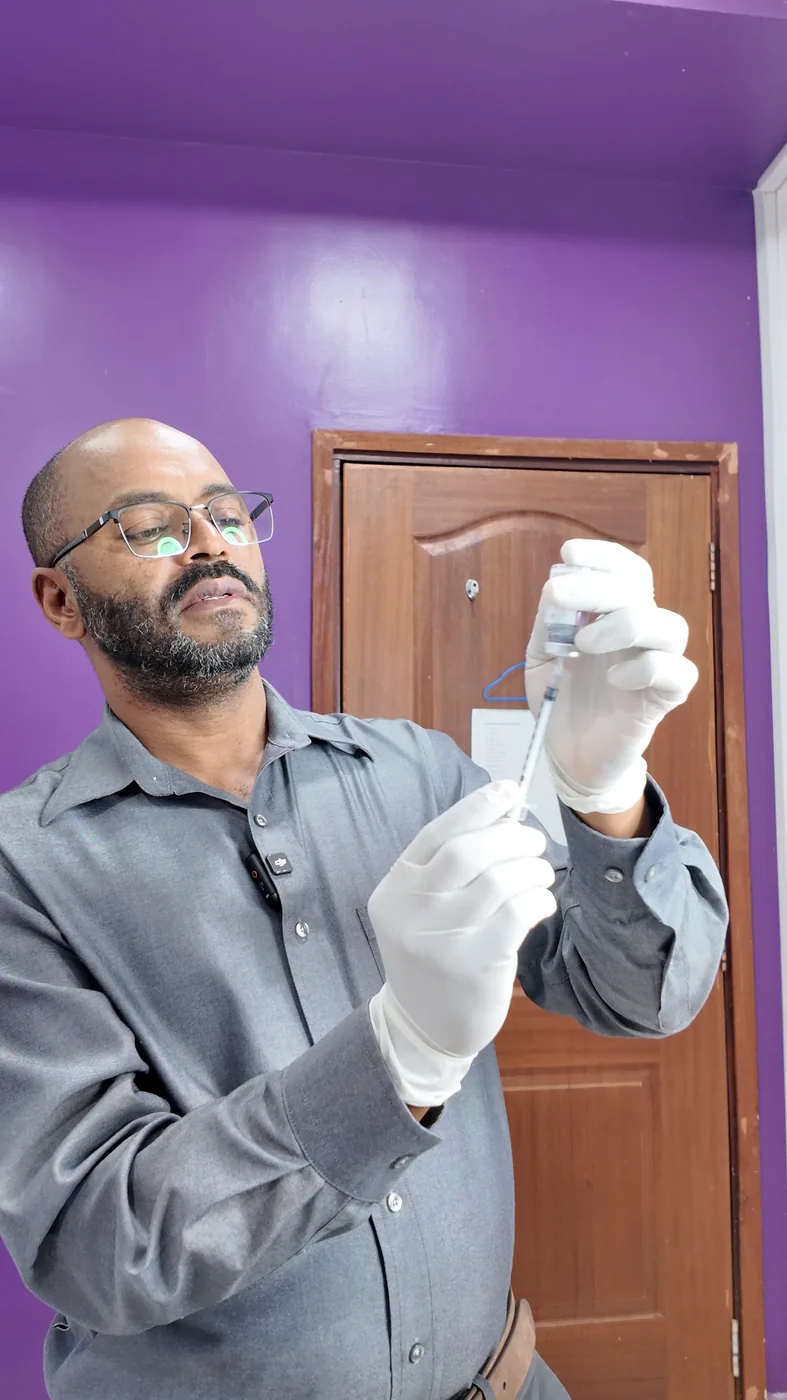 Botox session at Refine Clinic — Preparing the dose